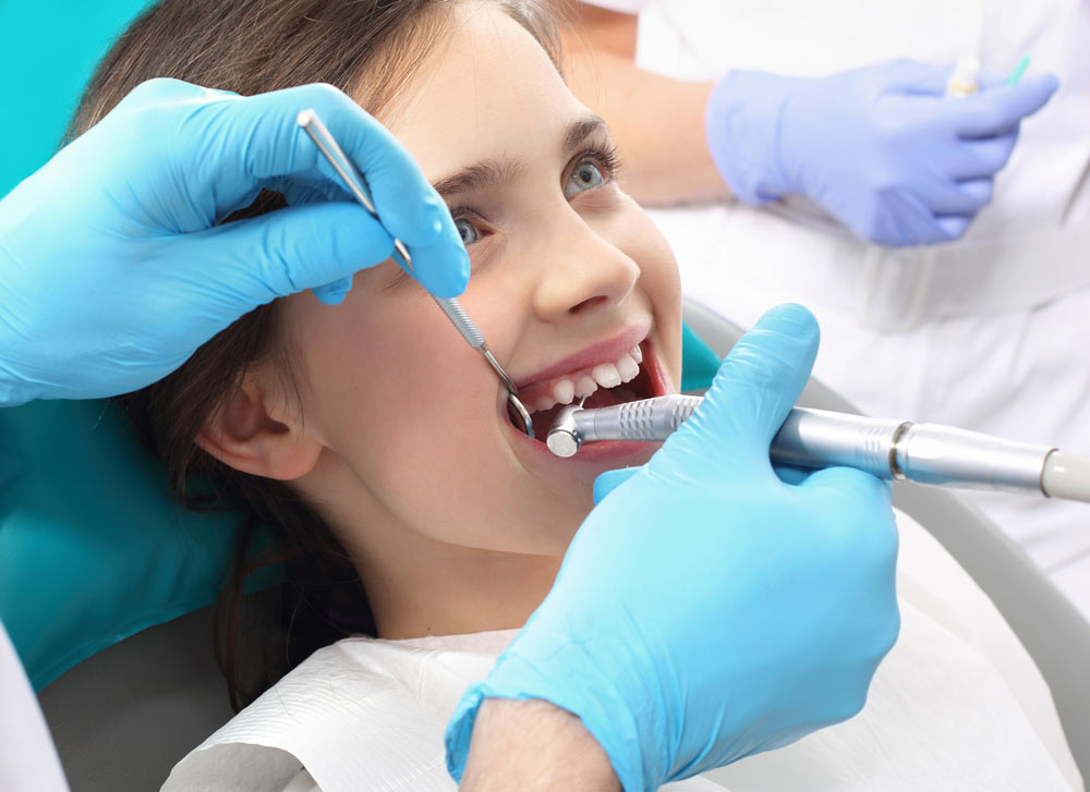 ¿A qué edad hay que llevar a los niños al dentista por primera vez