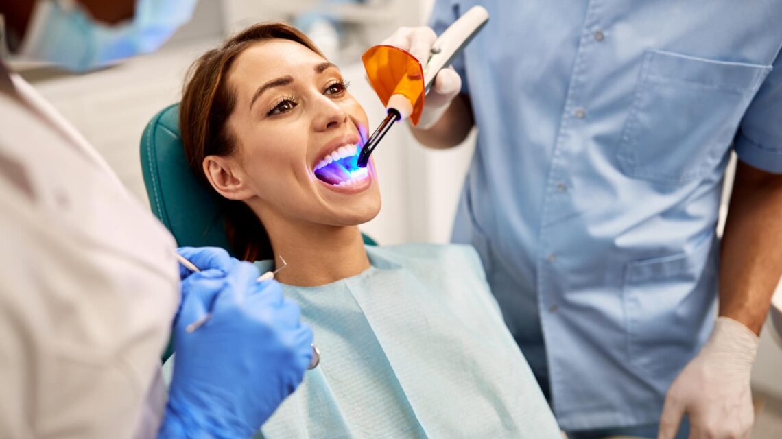 ¿Se aclaran los empastes con el blanqueamiento dental?