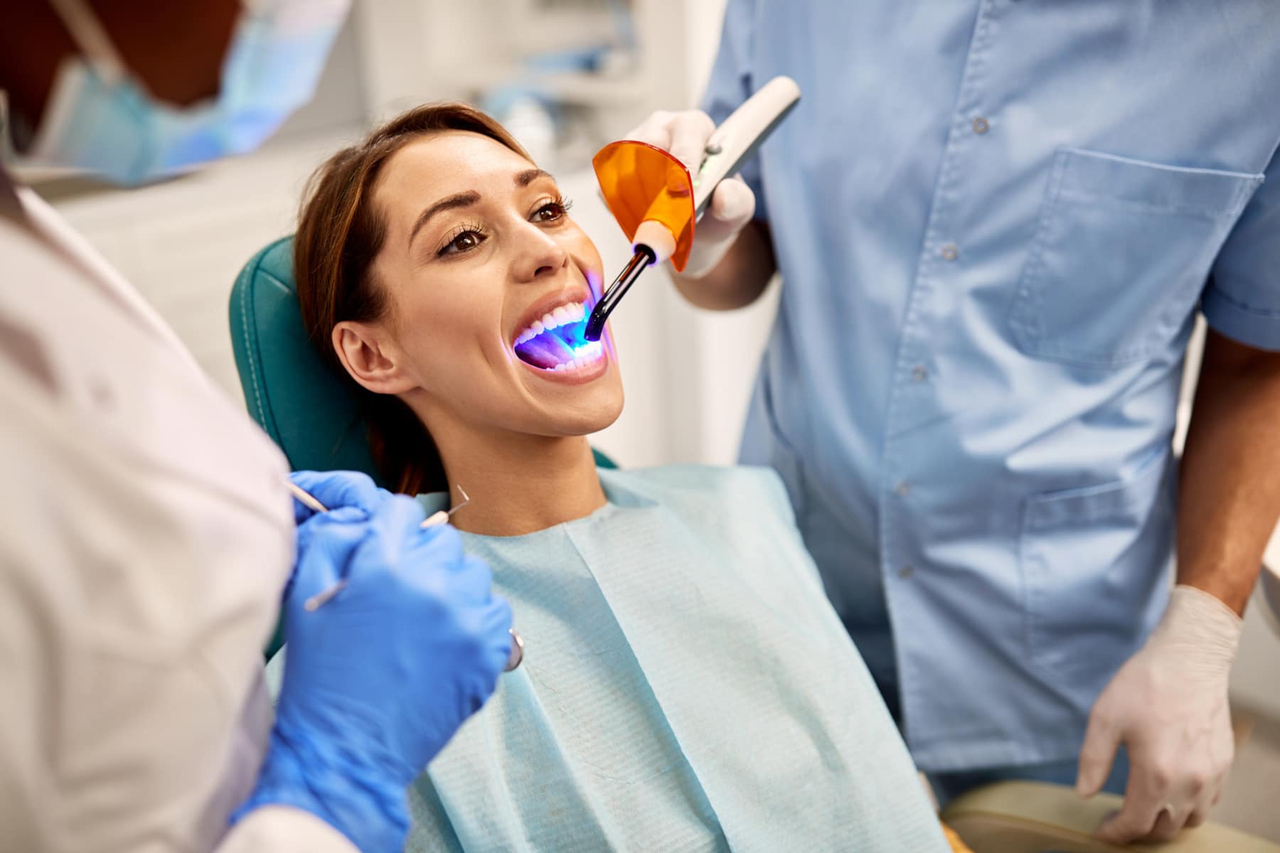 ¿Se aclaran los empastes con el blanqueamiento dental?