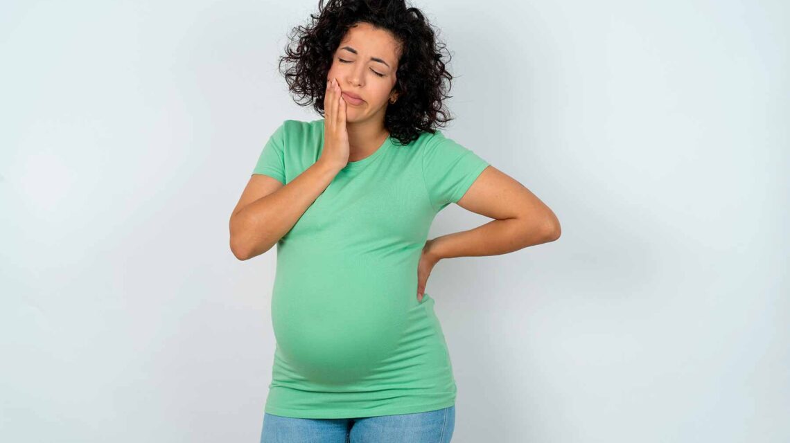 Mujer embarazada con problemas bucodentales