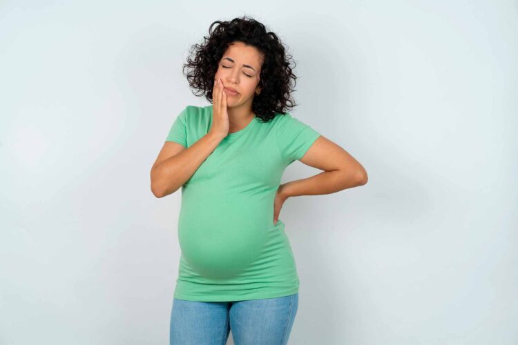 Mujer embarazada con problemas bucodentales