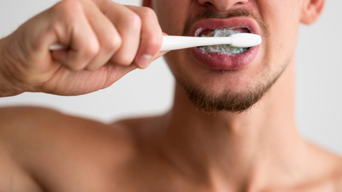 Cepillarse los dientes con demasiada fuerza
