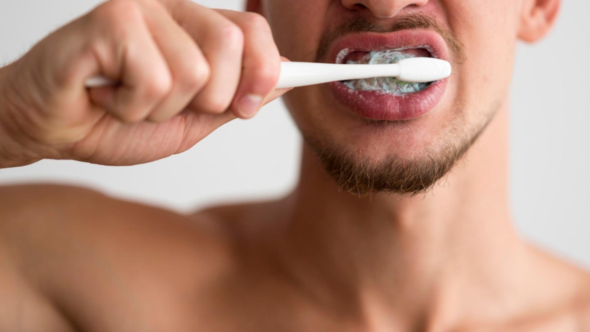 ¿Es malo cepillarse los dientes con demasiada fuerza?