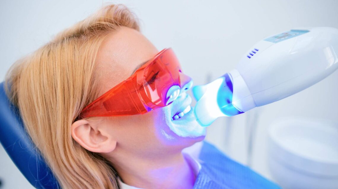 Mujer en un tratamiento de blanqueamiento dental