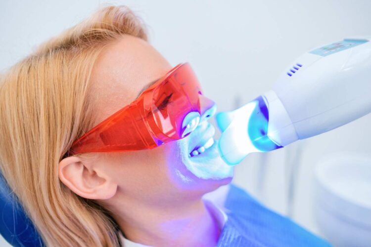 Mujer en un tratamiento de blanqueamiento dental
